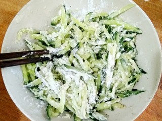 5、鲜虾青瓜烙,然后加适量生粉拌匀。