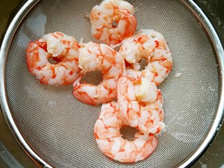 6、鲜虾青瓜烙,将腌制好的虾去开水焯一下，变红后沥水捞出备用。