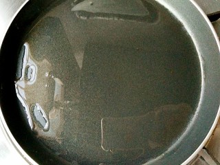 7、鲜虾青瓜烙,不沾平底锅中放入少量橄榄油烧至5成热。