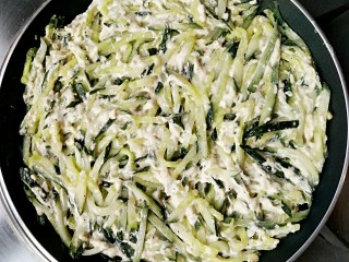 8、鲜虾青瓜烙,把拌好生粉的青瓜均匀平铺在不沾平底锅中。