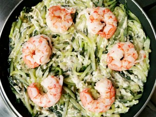 9、鲜虾青瓜烙,把焯好的虾仁铺在青瓜上面中小火慢烘。