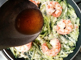 10、鲜虾青瓜烙,另取一锅，加适量的油烧至8成热，然后将适量热油淋在青瓜烙表面。