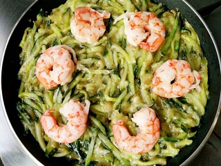 11、鲜虾青瓜烙,中小火烙至青瓜烙底部微黄，上面的生粉熟透即可。