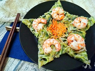 12、鲜虾青瓜烙,出锅后用刀切成小块，装盘，切点胡萝卜丝装饰一下即可。