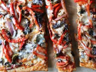 5、全麦披萨饼配烤鸡肉,预热炖锅至中高火,加入橄榄油 ,切片红红皮洋葱 和小红辣椒 ,炒2分钟。