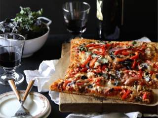 8、全麦披萨饼配烤鸡肉,从烤箱拿出,切块,开吃吧!