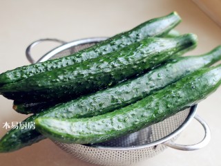 1、酸辣黄瓜条,将黄瓜搓洗干净,晾至表面无生水。