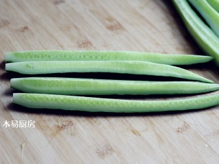 3、酸辣黄瓜条,将黄瓜从中间对剖开,再对剖。剖成均匀的4—8条。切细一点更入味。