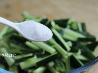7、酸辣黄瓜条,把切好的黄瓜段放到一个大盆中,撒上2勺食盐。