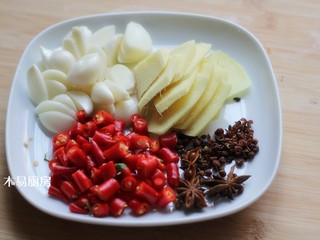 9、酸辣黄瓜条,把大蒜洗净晾干,切片;姜去皮,切片;小米椒洗净晾干,切片;备好2勺花椒和2个八角。
