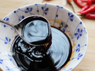 10、酸辣黄瓜条,调一个酱汁:用1大勺白糖、2大勺生抽、1大勺老抽、1大勺醋和少许食盐搅拌均匀。