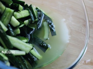 15、酸辣黄瓜条,黄瓜经过2—4小时的腌制,已经出水了。将腌出的汁水倒掉,再用纱布把黄瓜条的水份挤去。