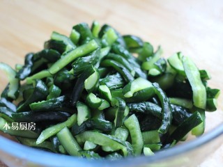 16、酸辣黄瓜条,将挤过水的黄瓜条放入大盆中备用,挤得越干越好。