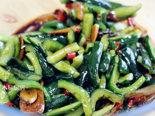 17、酸辣黄瓜条,将放凉了的酱汁倒入黄瓜条中,搅拌均匀。