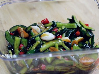 18、酸辣黄瓜条,将黄瓜条放入一个干净的容器中,盖好盖子,放入冰箱冷藏腌制2小时入味,即可使用。