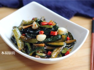 19、酸辣黄瓜条,这道酸辣腌黄瓜条是佐餐神器,配粥喝,配饭,配馒头,面条都很下饭。