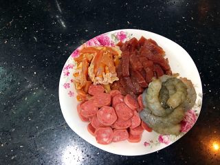 1、超好吃的肉多多披萨????,肉类切好。