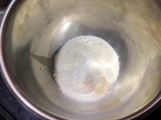 2、超好吃的肉多多披萨????,面团材料