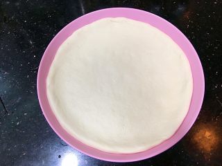 6、超好吃的肉多多披萨????,面团排气，码入10寸的披萨盘中，擀开