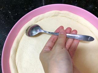 7、超好吃的肉多多披萨????,面团边边用不锈钢汤匙压出一条边