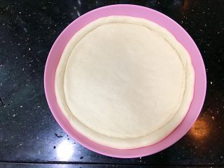 8、超好吃的肉多多披萨????,如图，盖上保鲜膜室温发20分钟