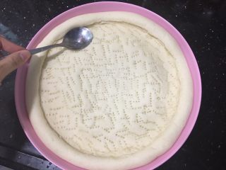 11、超好吃的肉多多披萨????,拿出用不锈钢汤匙按压边缘，使边缘鼓起