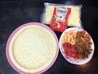 13、超好吃的肉多多披萨????,肉类分别炒熟，准备马苏里拉芝士和番茄酱