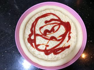 14、超好吃的肉多多披萨????,饼底挤上番茄酱