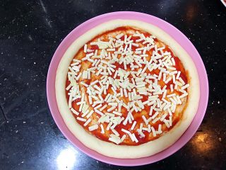 16、超好吃的肉多多披萨????,撒上马苏里拉芝士