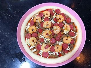 17、超好吃的肉多多披萨????,放入鸡柳再撒一层马苏里拉芝士，再铺一层牛柳如此循环