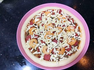 18、超好吃的肉多多披萨????,最后撒上马苏里拉芝士，入预热好的烤箱200度烤20分钟