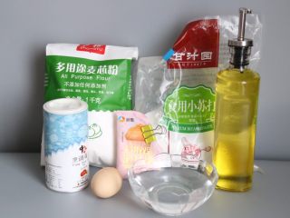 1、自制健康蓬松油条,准备好要用到的食材。