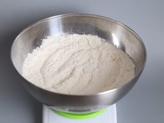 2、自制健康蓬松油条,面粉、小苏打、泡打粉、盐称重混合。