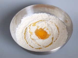 3、自制健康蓬松油条,打入鸡蛋，放入食用油。