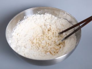 4、自制健康蓬松油条,用筷子搅拌使得面粉和鸡蛋、油初步混合。