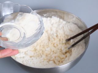 5、自制健康蓬松油条,倒入准备好的水。