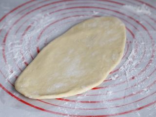 8、自制健康蓬松油条,第二天从冰箱拿出来后，擀成约1厘米厚的面皮。