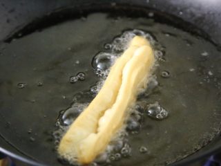 11、自制健康蓬松油条,起油锅，油烧热后，下入政协完成的油条浸炸。