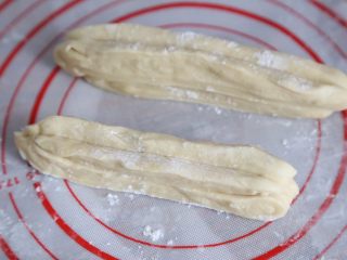 10、自制健康蓬松油条,每两条面皮叠在一起，中间用筷子压事情，两头用手捏紧。