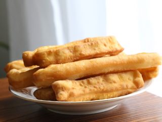 13、自制健康蓬松油条,炸好的油条趁热更好吃哦。建议配豆浆，就是一顿非常美妙的早晨啦。