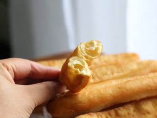14、自制健康蓬松油条,油条空心的内部结构也非常漂亮呢～^_^