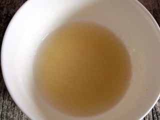 2、木瓜椰奶冻,吉利丁粉用冷水泡软，去腥味