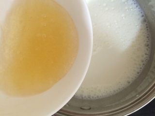 4、木瓜椰奶冻,泡软的吉利丁倒入奶锅里，煮开，这个过程要不停的搅拌