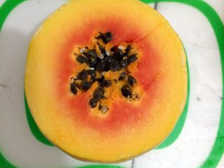 5、木瓜椰奶冻,木瓜切去顶端部分