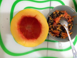 6、木瓜椰奶冻,用勺子去籽