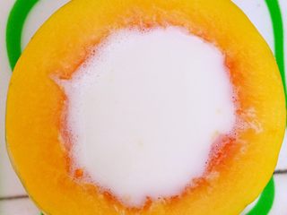 7、木瓜椰奶冻,放凉的液体倒入木瓜里，用保鲜膜盖住，放冰箱冷藏3小时以上