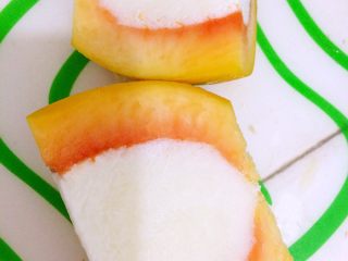 8、木瓜椰奶冻,凝固后的木瓜椰奶对半切开，然后切厚片