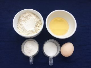 1、椰蓉酥,准备低筋面粉180克，椰蓉30克，玉米油85克，白糖50克，鸡蛋一个。