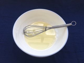 4、椰蓉酥,玉米油与白糖，抽打均匀。