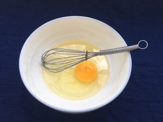 5、椰蓉酥,把鸡蛋磕入盆中。